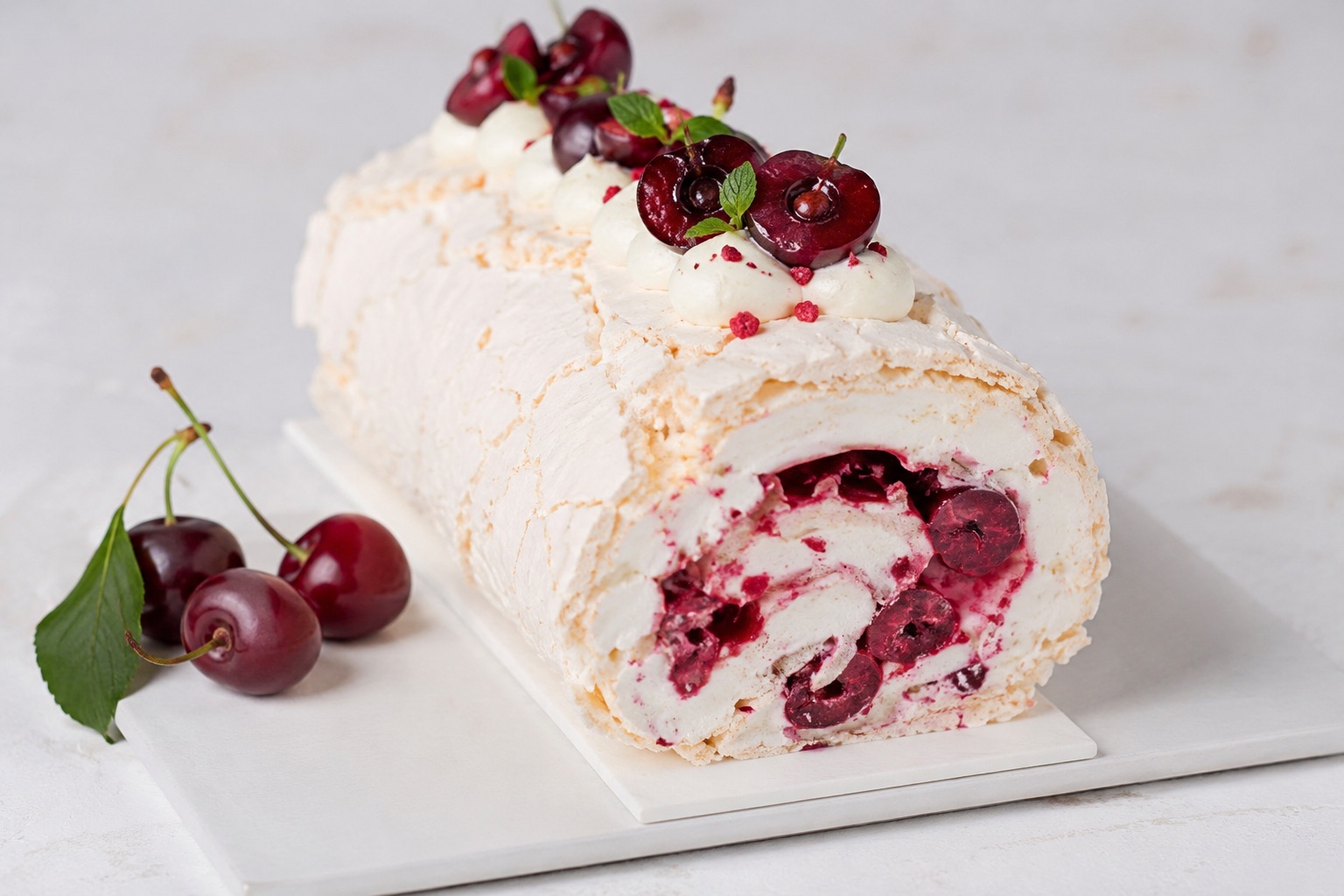 Меренговый рулет (вишня)